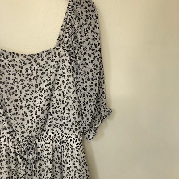 Altar’d State Romper Floral Black and White Square Neckline Balloon Sleeved - Picture 5 of 7